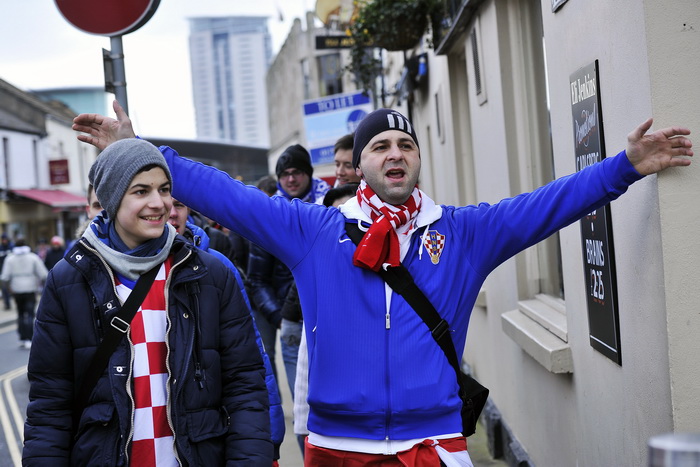 Swansea (Wales), 260313.
Swansea uoci kvalifikacijske utakmice za Svjetsko prvenstvo u Brazilu, 2014. godine, izmedju reprezentacija Walesa i Hrvatske.
Hrvatski navijaci u centru grada, prije vecerasnje nogometne utakmice .
Foto: Boris Kovacev / CROPIX