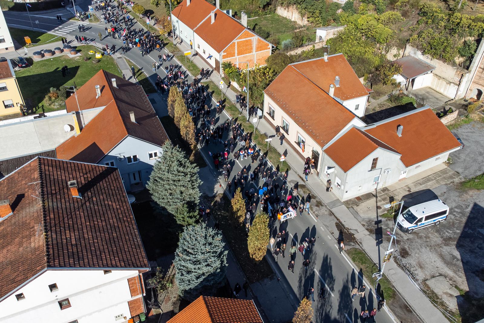 Vukovar: Kolona sjećanja iz zraka Vukovar: Kolona sjećanja iz zraka