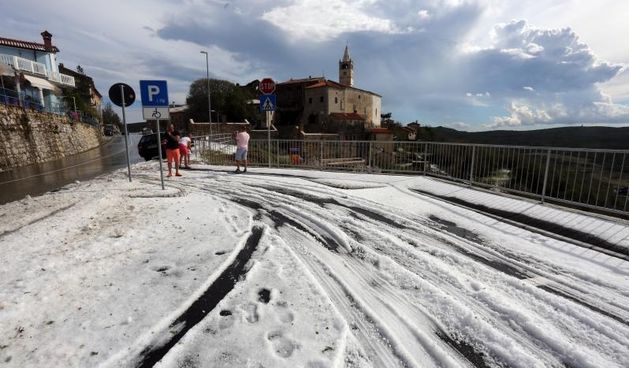 Olujno nevrijeme s tucom pogodilo je podrucje Plomina. Atrakcija za turiste i domace koji koriste lopate za snijeg u srpnju.