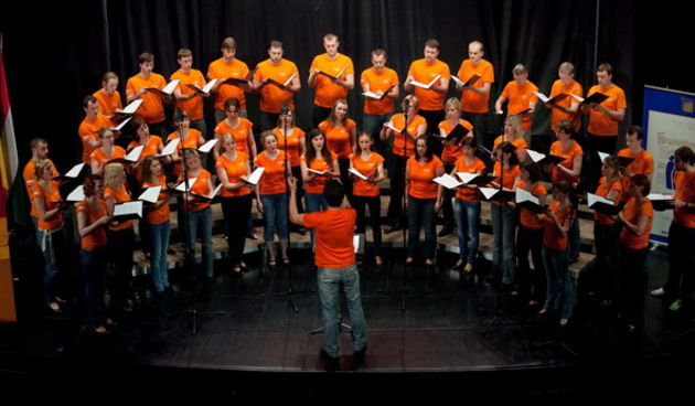 Zadar, 150510.
Veceras su u Hrvatskom narodnom kazalistu podijeljene nagrade i priznanja na 7. Medjunarodnom natjecanju pjevackih zborova.
Na fotografiji: zbor Swedbank Koris iz Latvije osvojio je Veliku nagradu grada Zadra.
Foto: Vladimir Ivanov / CROPIX