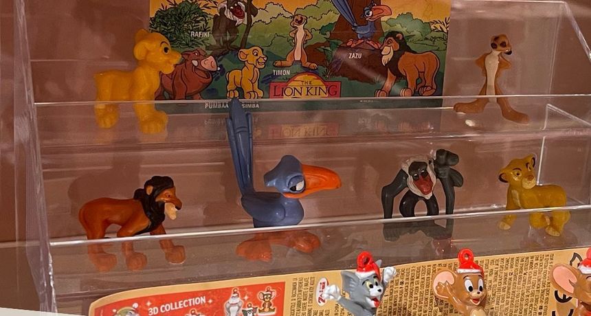 Božićne igračke iz tvornice čokolade: Figurice iz Kinder jaja kao izložbeni primjerci Božićne igračke iz tvornice čokolade: Figurice iz Kinder jaja kao izložbeni primjerci