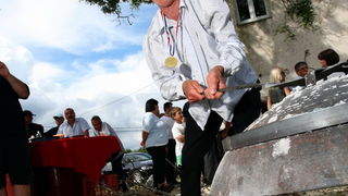 Zadar, 190610.
U mjestu Zelangrad pored obrovca po prvi put je organizirano natjecanje u pravljenju prisnaca (kolac). Marija Mitrovic je osvojila 1.mjesto, Radojka Zupan 2. i Ljubica Cacic 3.mjesto.
Na fotografiji: Marija Mitrovic stavlja peku na prisnac