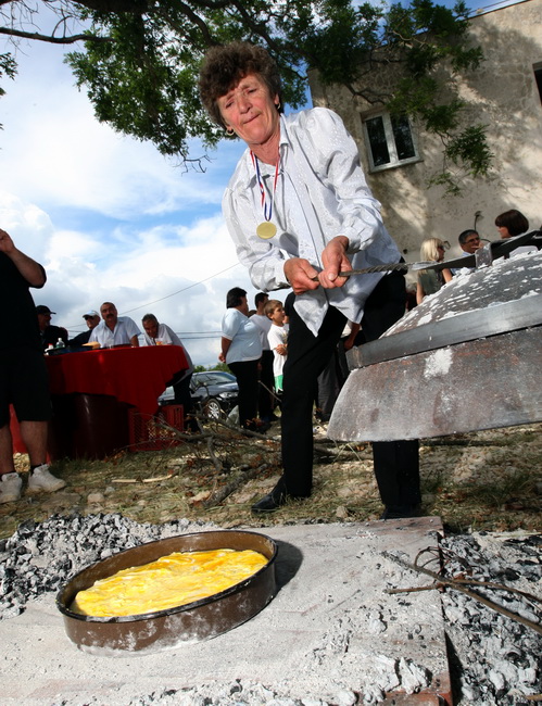 Zadar, 190610.
U mjestu Zelangrad pored obrovca po prvi put je organizirano natjecanje u pravljenju prisnaca (kolac). Marija Mitrovic je osvojila 1.mjesto, Radojka Zupan 2. i Ljubica Cacic 3.mjesto.
Na fotografiji: Marija Mitrovic stavlja peku na prisnac