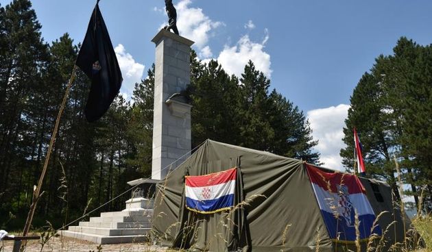 Kod spomenika borcima palim u NOB-u Hrvatska autohtona stranka prava podigla je sator