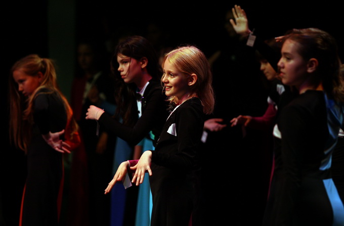 Zadar, 120512.
14 plesnih ansambala iz cijele Hrvatske nastupilo je vecaras na prvom Zadarskom plesnom festivalu. Organizatori ove plesne manifestacije koja je odrzana u Kazalistu lutaka su plesna udruga Gesta, Grad Zadar, Zadarska zupanija i Turisticka z Zadar, 120512.
14 plesnih ansambala iz cijele Hrvatske nastupilo je vecaras na prvom Zadarskom plesnom festivalu. Organizatori ove plesne manifestacije koja je odrzana u Kazalistu lutaka su plesna udruga Gesta, Grad Zadar, Zadarska zupanija i Turisticka z