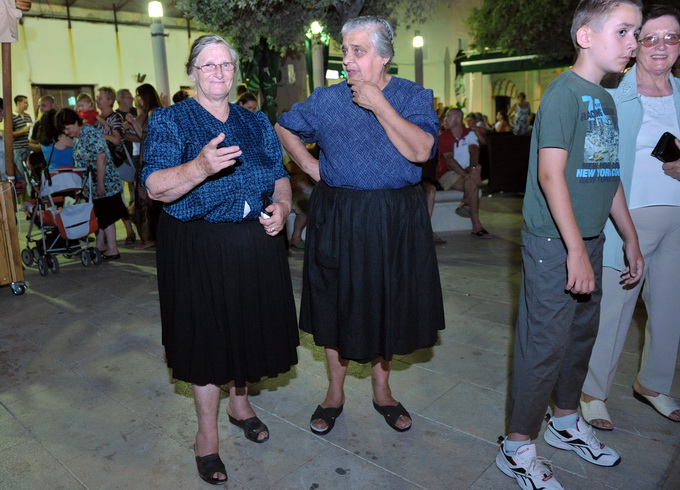 Pag, 280712. 
Pazani i njihovi gosti ove su godine odrzali dvije karnevalske veceri i na kraju spalili mesopusta Marka i bacili ga s mosta u more. Neizostavni dio paskog karnevala je pasko kolo. Izmedju dva svjetska rata (1924. godine) zadarski glazbenik