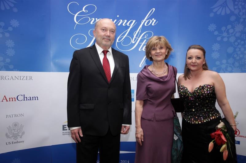 Pod potkroviteljstvom Americke gospodarske komore i americkog veleposlanstva u hotelu Sheraton odrzana je humanitarna vecera za razminiravanje. Kenneth Merten, Susan Merten, Ivan Vidakovic, Andrea Doko Jelusic. Photo: Grgur Zucko/PIXSELL