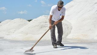 Nin – Povijesni gradic Nin pokraj Zadra za svoju prepoznatljivost ima nadaleko poznatu i najstariju hrvatsku solanu. Pod geslom “Prica o soli…” i dan danas se sol proizvodi na tradicionalan nacin. Photo: Damir Spehar/PIXSELL Nin – Povijesni gradic Nin pokraj Zadra za svoju prepoznatljivost ima nadaleko poznatu i najstariju hrvatsku solanu. Pod geslom “Prica o soli…” i dan danas se sol proizvodi na tradicionalan nacin. Photo: Damir Spehar/PIXSELL