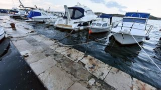 Sibenik – Zbog velike plime u gradu poplavio dio rive u starom dijelu grada Dolcu. Photo: Hrvoje Jelavic/PIXSELL