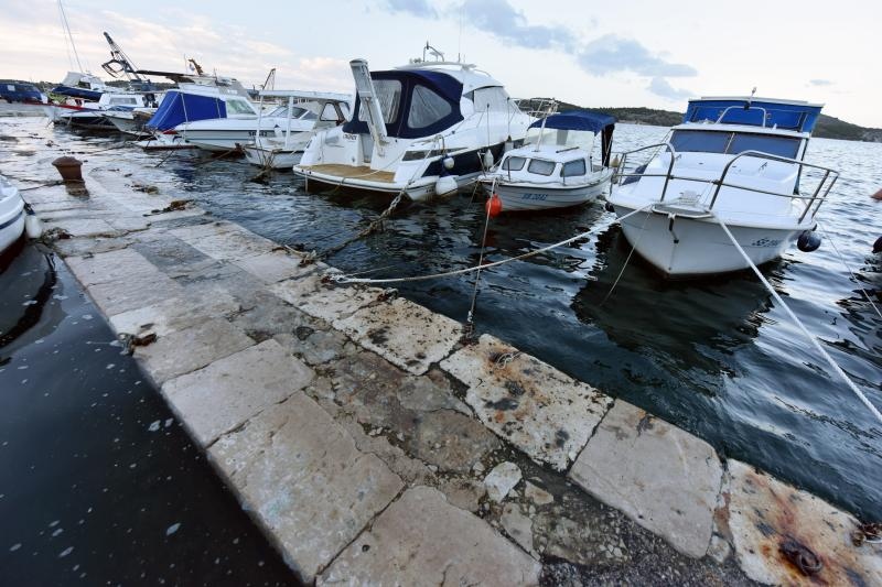 Sibenik – Zbog velike plime u gradu poplavio dio rive u starom dijelu grada Dolcu. Photo: Hrvoje Jelavic/PIXSELL