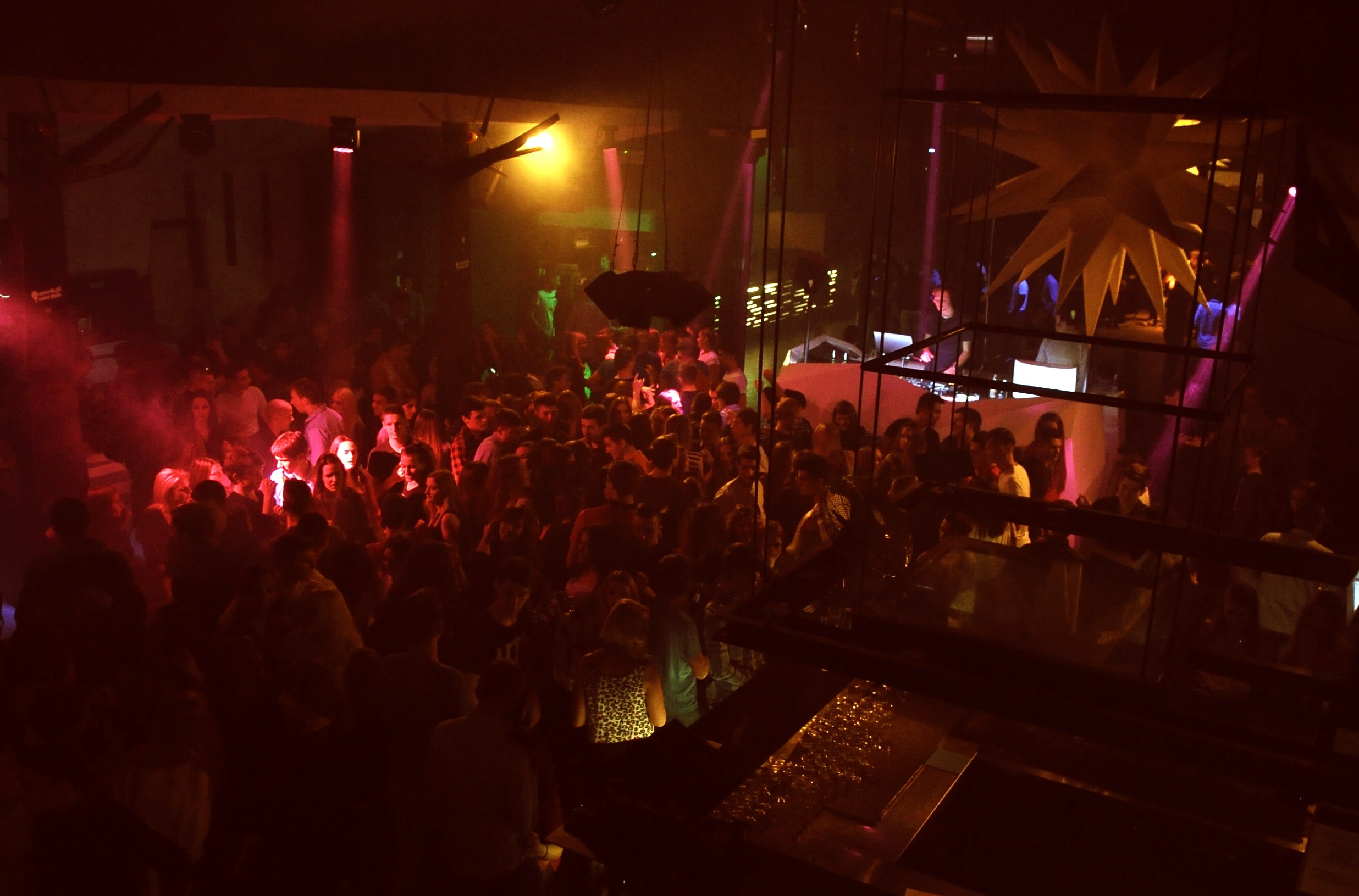 Spektar party u Aquarius klubu