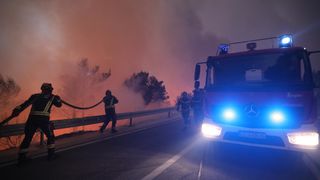Tučepi: Požar se širi, zahvatio ranč i kuće, vatrogasci u akciji