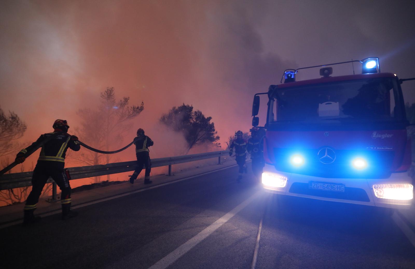 Tučepi: Požar se širi, zahvatio ranč i kuće, vatrogasci u akciji