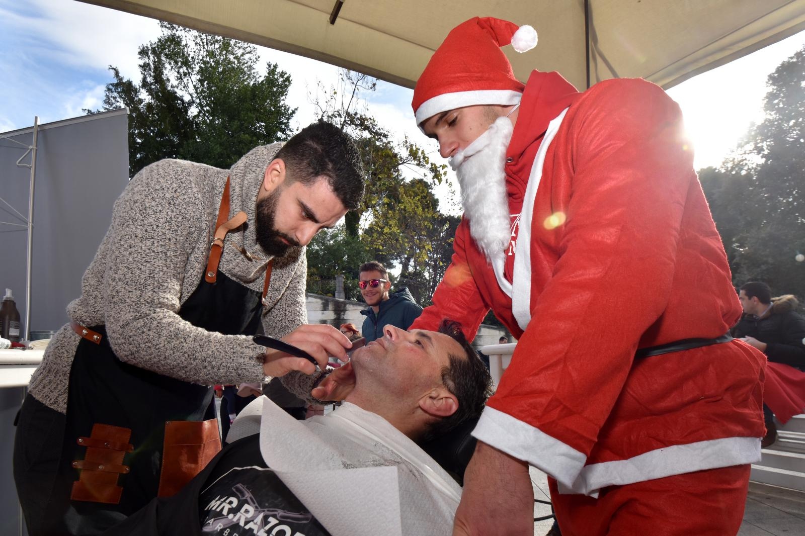U sklopu Adventa u Zadru otvorena humanitarna brijačnica koja je nudila besplatno brijanje U sklopu Adventa u Zadru otvorena humanitarna brijačnica koja je nudila besplatno brijanje