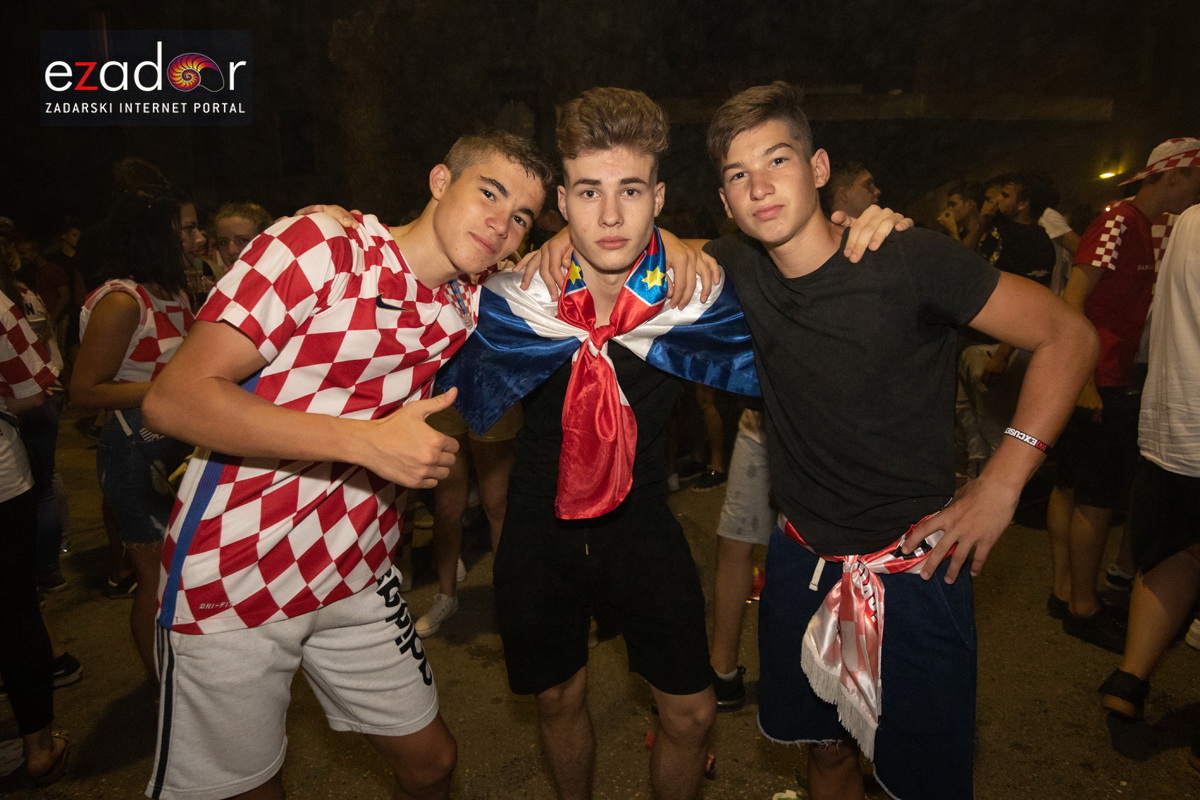 Čudesna noć: Velika fešta ulicama Zadra nakon plasmana Vatrenih u finale SP Čudesna noć: Velika fešta ulicama Zadra nakon plasmana Vatrenih u finale SP