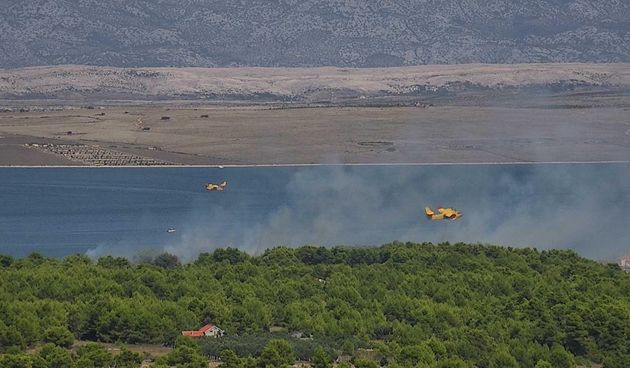 Požar na Viru blizu plaže Brdonja došao do kuća, gase ga i dva kanadera