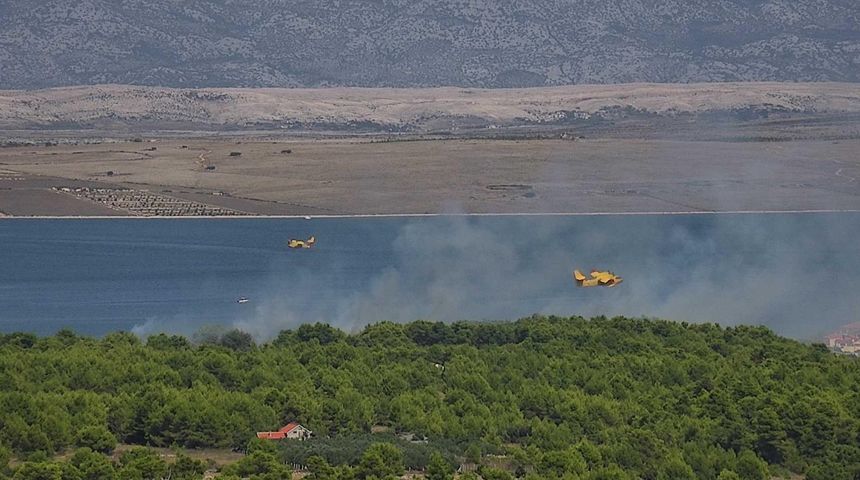 Požar na Viru blizu plaže Brdonja došao do kuća, gase ga i dva kanadera