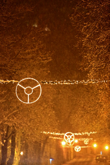 Sinj, 101212. 
Ciklona Simenka je veceras donijela pravi snijezni ugodjaj u Sinju.
Na slici Snijezni ugodjaj u Sinju.
Foto: Zvonimir Barisin / CROPIX