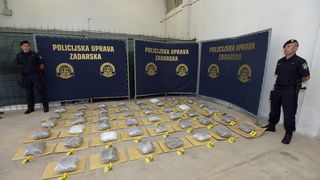 Veliki ulov zadarske policije: Na autocesti zapljenili 52 kg marihuane Veliki ulov zadarske policije: Na autocesti zapljenili 52 kg marihuane
