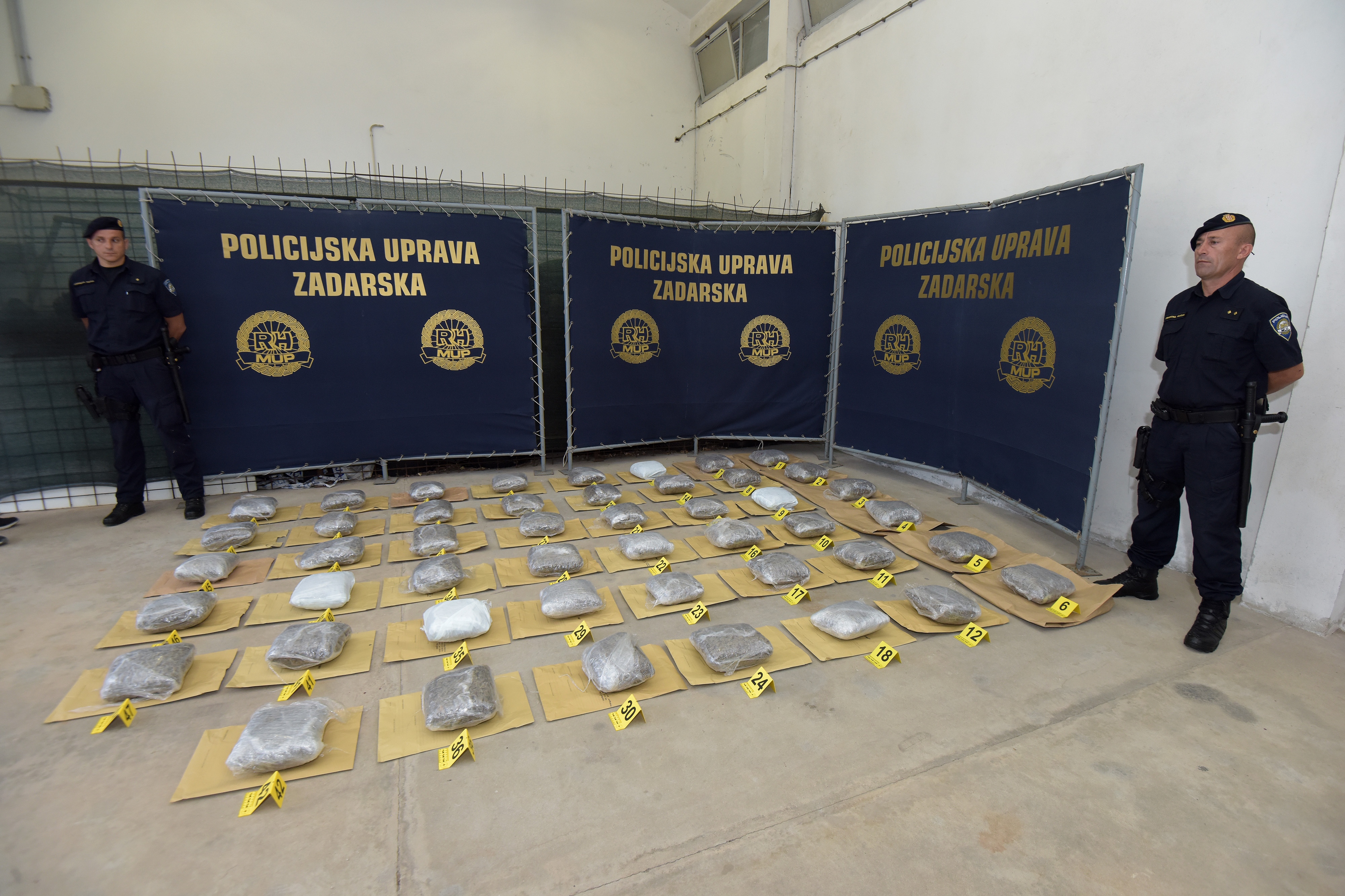 Veliki ulov zadarske policije: Na autocesti zapljenili 52 kg marihuane Veliki ulov zadarske policije: Na autocesti zapljenili 52 kg marihuane