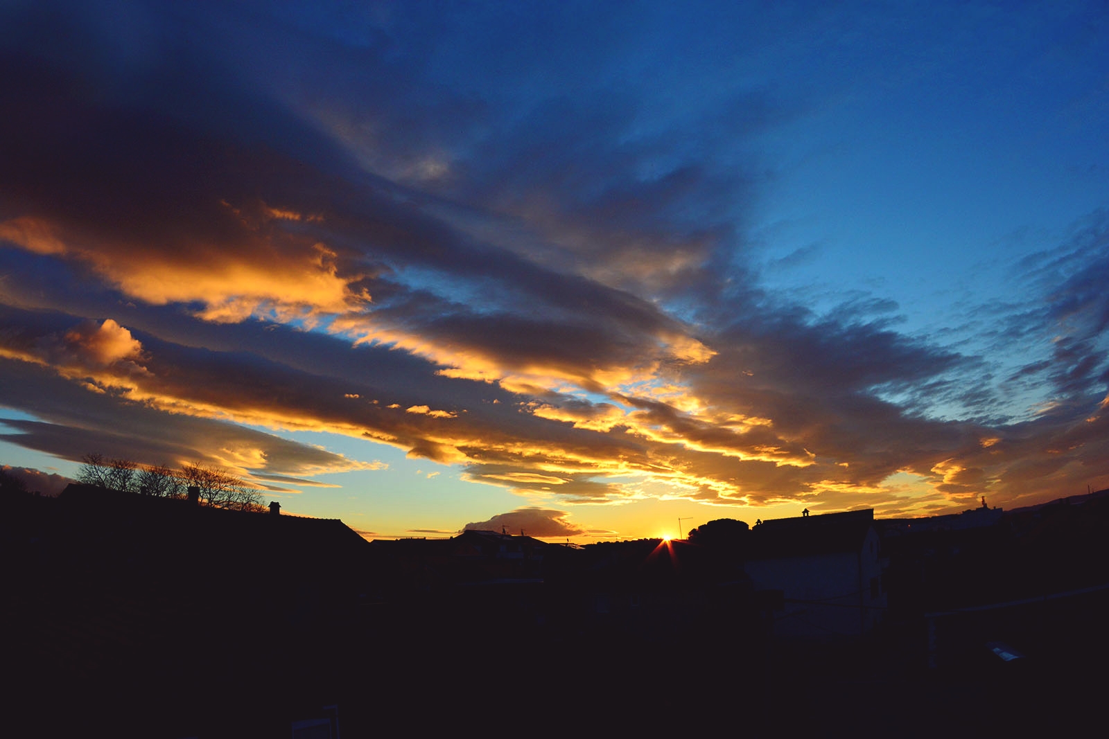 Zimsko svitanje i igra oblaka, foto: Iva Perinčić Zimsko svitanje i igra oblaka, foto: Iva Perinčić