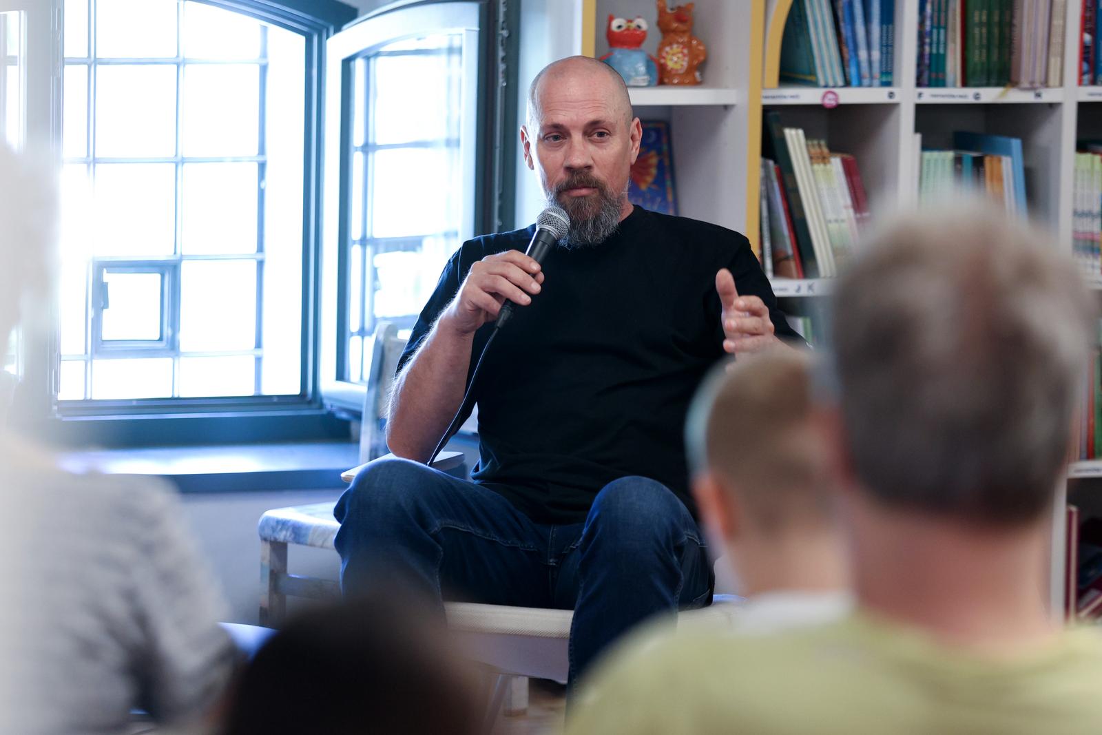 Boris Dežulović predstavio svoju novu knjigu Život i snoviđenja neustrašivog žohara Zaštomira Boris Dežulović predstavio svoju novu knjigu Život i snoviđenja neustrašivog žohara Zaštomira