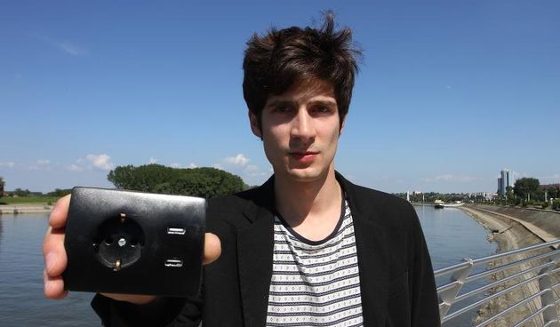 Student elektrotehnike Ivan Jelusic osmislio je novu vrstu uticnice u:Plug na koju se pomocu USB kabela mogu puniti svi mobiteli.
