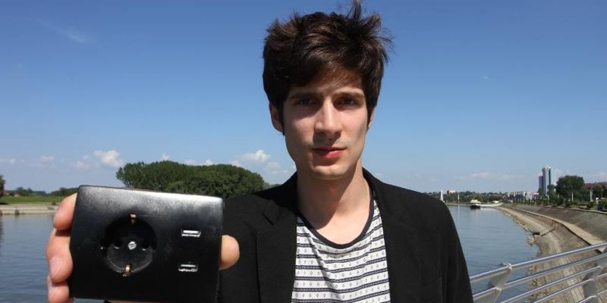 Student elektrotehnike Ivan Jelusic osmislio je novu vrstu uticnice u:Plug na koju se pomocu USB kabela mogu puniti svi mobiteli. Student elektrotehnike Ivan Jelusic osmislio je novu vrstu uticnice u:Plug na koju se pomocu USB kabela mogu puniti svi mobiteli.