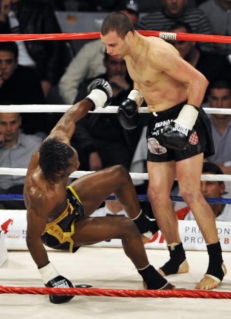 Split, 270310.
Veceras se u Spaladium Areni odrzava spektakl “Obracun u ringu 10” povodom 15-te obljetnice boksackog kluba Pit Bull. Borci ce nastupiti u 17 atraktivnih K1 i MMA ( ultimate fight) borbama.
Na fotografiji: Frane Radnic i Philippe Salmon.
Fo