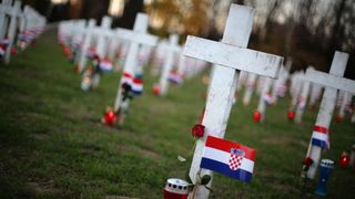 Vukovar: Lampioni osvjetljavaju 938 bijelih križeva na Memorijalnom groblju. Foto: Grgur Žućko/PIXSELL Vukovar: Lampioni osvjetljavaju 938 bijelih križeva na Memorijalnom groblju. Foto: Grgur Žućko/PIXSELL