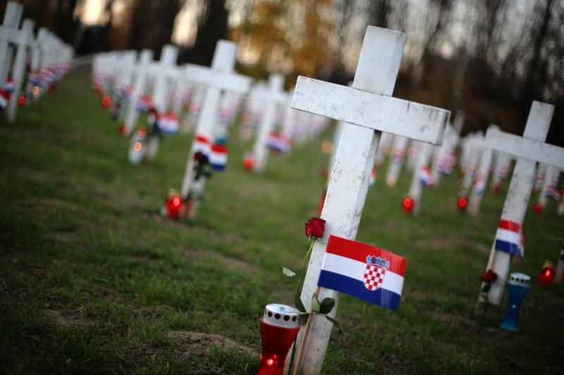 Vukovar: Lampioni osvjetljavaju 938 bijelih križeva na Memorijalnom groblju. Foto: Grgur Žućko/PIXSELL Vukovar: Lampioni osvjetljavaju 938 bijelih križeva na Memorijalnom groblju. Foto: Grgur Žućko/PIXSELL