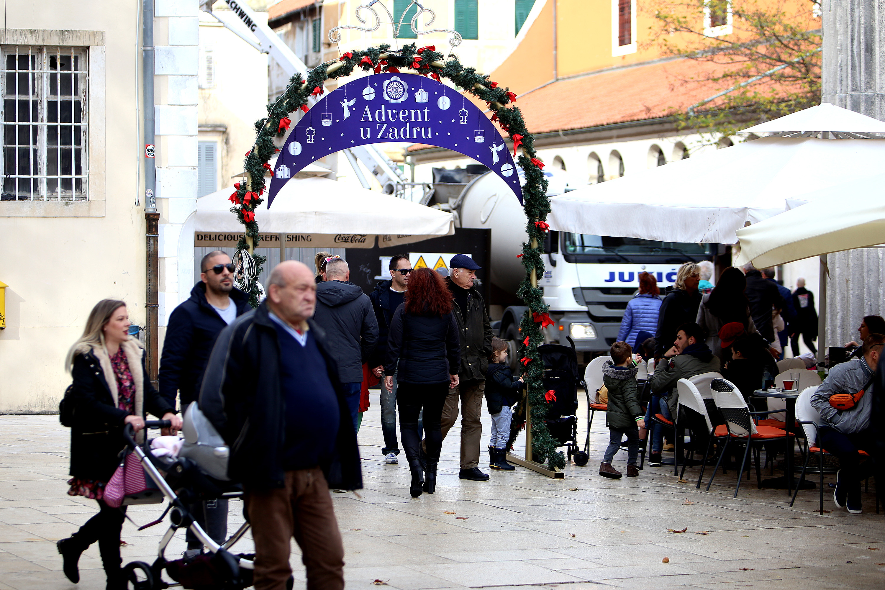 Adventske kućice su otvorile vrata, gastro ponuda je bolja i raznovrsnija nego ikad