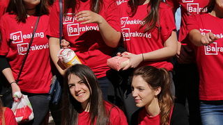 Zadarski maturanti donirali brašno Socijalnoj samoposluzi Zadarski maturanti donirali brašno Socijalnoj samoposluzi