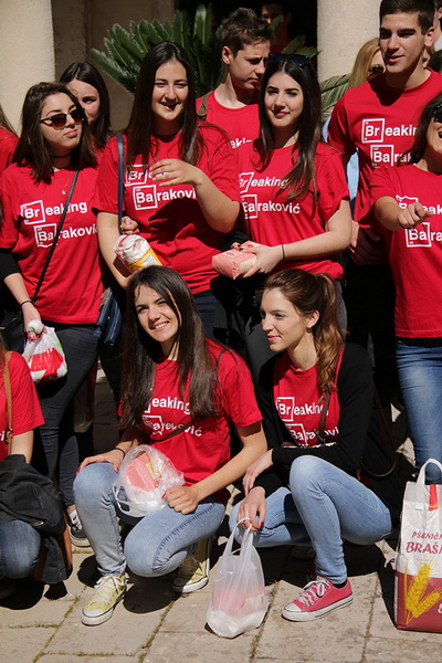 Zadarski maturanti donirali brašno Socijalnoj samoposluzi Zadarski maturanti donirali brašno Socijalnoj samoposluzi