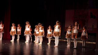 Plesna čestitka Zadarskog plesnog ansambla, Foto: Leo Banić Plesna čestitka Zadarskog plesnog ansambla, Foto: Leo Banić