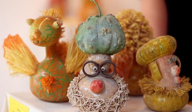 Otvorenje izlozbe Pumpkintown kojom je najavljena 11. Bucijade. Akademska slikarica Ivana Ozetski, prikupljajuci suhe buce najrazlicitijih oblika, stvorila je razne likove – puzeve, zmajeve, ribe, vrapce, labudove, ali i kuhare, fiskale, kraljeve, kraljic