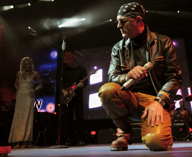 Skoplje, 240110.
Humanitarni koncert odrzan u Skoplju na kome su izvodjaci premijerno pjevali pjesme koje je komponirao Tose Proeski.
Na fotografiji: Oliver Mandic.
Foto: Maja Zlatevska / CROPIX Skoplje, 240110.
Humanitarni koncert odrzan u Skoplju na kome su izvodjaci premijerno pjevali pjesme koje je komponirao Tose Proeski.
Na fotografiji: Oliver Mandic.
Foto: Maja Zlatevska / CROPIX