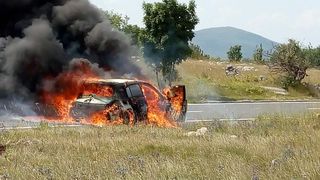 Kod Gračaca u vožnji se zapalio Renault i u potpunosti izgorio Kod Gračaca u vožnji se zapalio Renault i u potpunosti izgorio