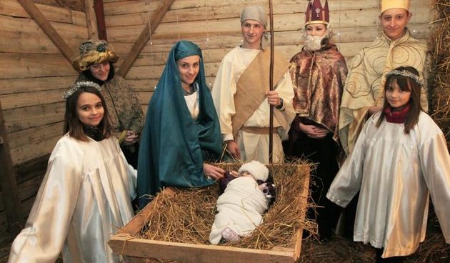 Koprivnica – U Zupi Presvetog Trojstva u prigradskom naselju Reka vjernici pripremaju zive jaslice na 600 kvadratnih metara. Vise od 50 glumaca amatera zupne Zajednice mladih ce u osam cinova uprizoriti rodjenje Isusovo, a izmedju cinova ce pjevati zupni