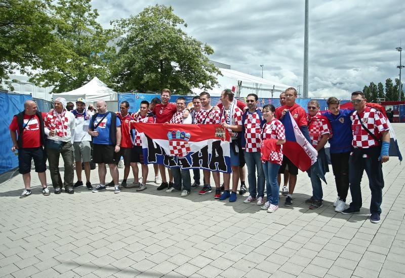 Hrvatski navijači okupirali Saint-Etienne pred utakmicu između Hrvatske i Češke. Photo: Sanjin Strukić/PIXSELL