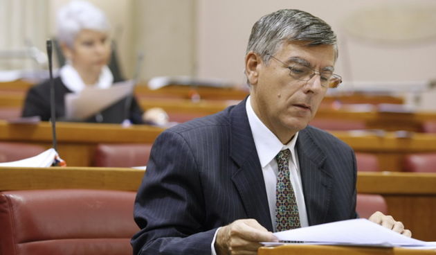 Zagreb, 161012.
Markov trg.
Nastavak redovite sjednice Sabora na kojoj je na dnevnom redu rasprava o izvjescu drzavnog odvjetnika Mladena Bajica.
Na slici: Zeljko Reiner.
Foto: Goran Mehkek / CROPIX