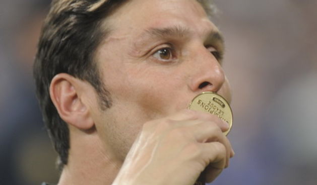 Madrid, 220510.
Stadion Santiago Bernabeu.
Finalna nogometna utakmica Lige Prvaka izmedju Bayerna iz Munchena i Intera iz Milana.
Na slici: Inter prvak Champions Lige, Javier zanetti argentinski igrac i kapetan Intera ljubi medalju za prvaka.
Foto: Drago