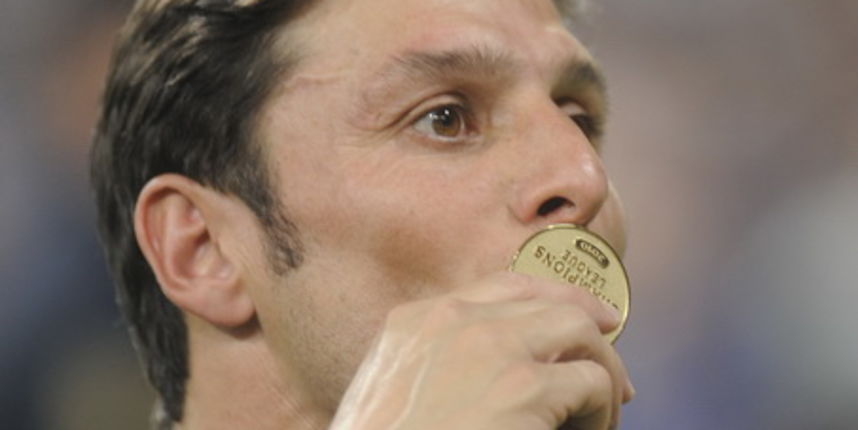 Madrid, 220510.
Stadion Santiago Bernabeu.
Finalna nogometna utakmica Lige Prvaka izmedju Bayerna iz Munchena i Intera iz Milana.
Na slici: Inter prvak Champions Lige, Javier zanetti argentinski igrac i kapetan Intera ljubi medalju za prvaka.
Foto: Drago Madrid, 220510.
Stadion Santiago Bernabeu.
Finalna nogometna utakmica Lige Prvaka izmedju Bayerna iz Munchena i Intera iz Milana.
Na slici: Inter prvak Champions Lige, Javier zanetti argentinski igrac i kapetan Intera ljubi medalju za prvaka.
Foto: Drago