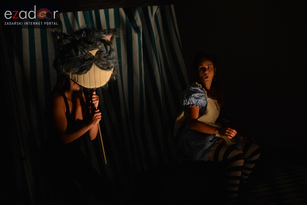 Stanarska fešta 2017: Predstava “U zemlji čudesa” Teatra Dragon Stanarska fešta 2017: Predstava “U zemlji čudesa” Teatra Dragon