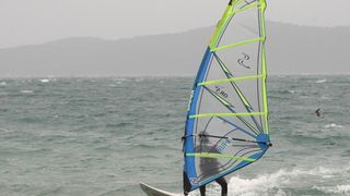 Nekoliko surfera iskoristilo je jako jugo za uživanje u velikim valovima.Photo: Dino Stanin/PIXSELL