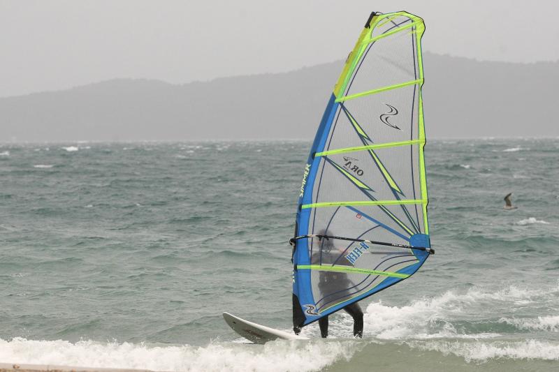 Nekoliko surfera iskoristilo je jako jugo za uživanje u velikim valovima.Photo: Dino Stanin/PIXSELL