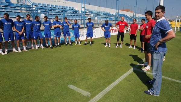 Zadar, 150611.
Danas je odrzan prvi trening nogometasa NK Zadar kao pocetak priprema za novu natjecateljsku sezonu.
Na slici : Reno Sinovcic vanjski suradnik (d)
Foto : Vladimir Ivanov / CROPIX