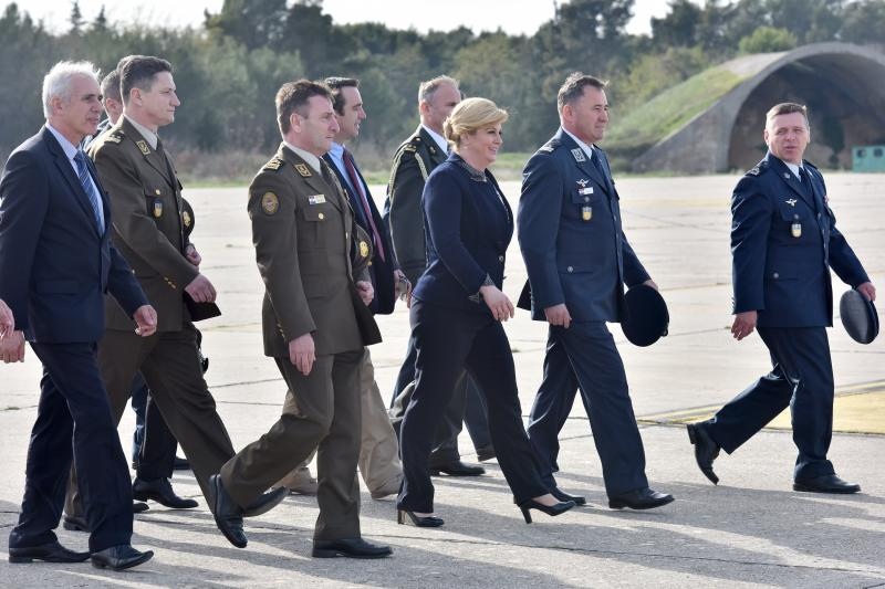 Predsjednica Kolinda Grabar-Kitarović posjetila 93. zrakoplovnu bazu Zemunik. Foto: Dino Stanin/PIXSELL