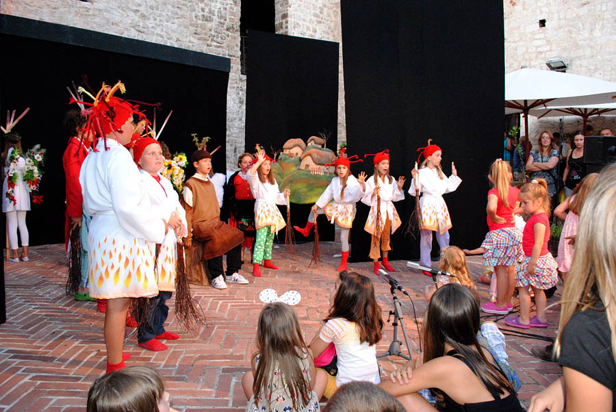 Polaznici dramsko lutkarske radionice Donatolina iz Kazališta lutaka Zadar gostovali su na ovogodišnjem Međunarodnom dječjem festivalu u Šibeniku sa predstavom “Šuma Striborova”, foto: Dino Bara Polaznici dramsko lutkarske radionice Donatolina iz Kazališta lutaka Zadar gostovali su na ovogodišnjem Međunarodnom dječjem festivalu u Šibeniku sa predstavom “Šuma Striborova”, foto: Dino Bara