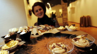 Pula, 281211.
U galeriji Makina otvorena je izlozba jestivih slastica povodom skorog otvorenja butika slastica “Skatulica by Stare Uzance” vlasnika Sandra Francula i Sanje Rakic Francula. Izlozene kolace posjetitelji su mogli kusati pa je sama izlozba nak